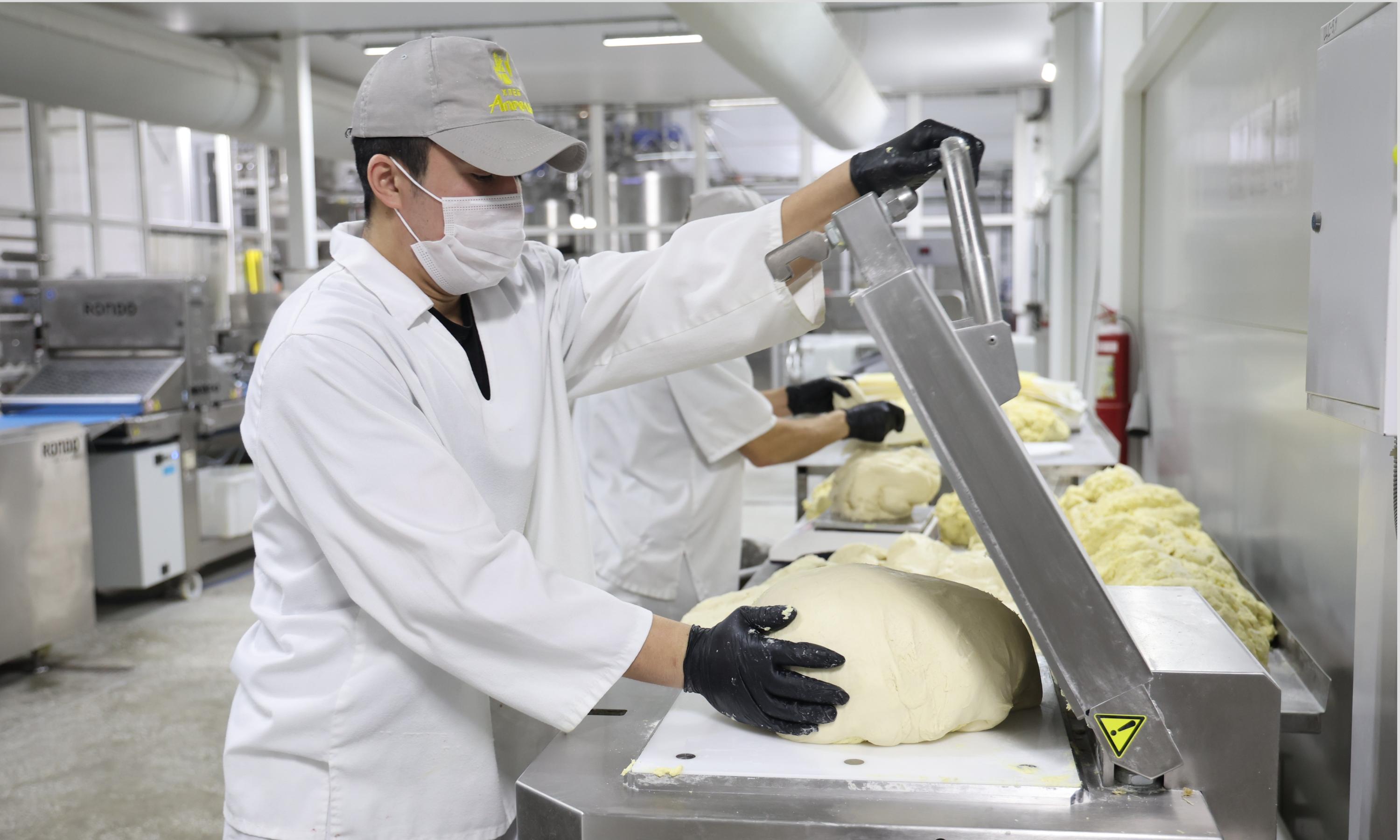 Изготовление слоёного теста. Фото Ивана Малыгина