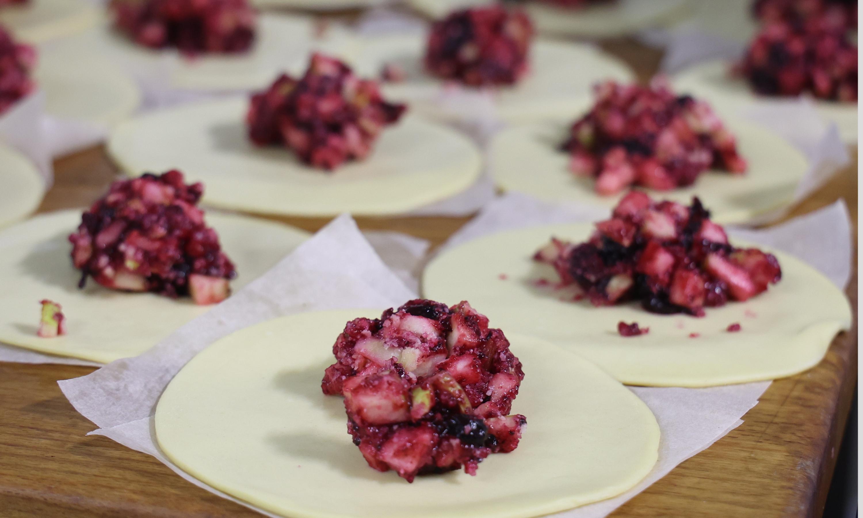 Пироги с яблоком и ягодами. Фото Ивана Малыгина