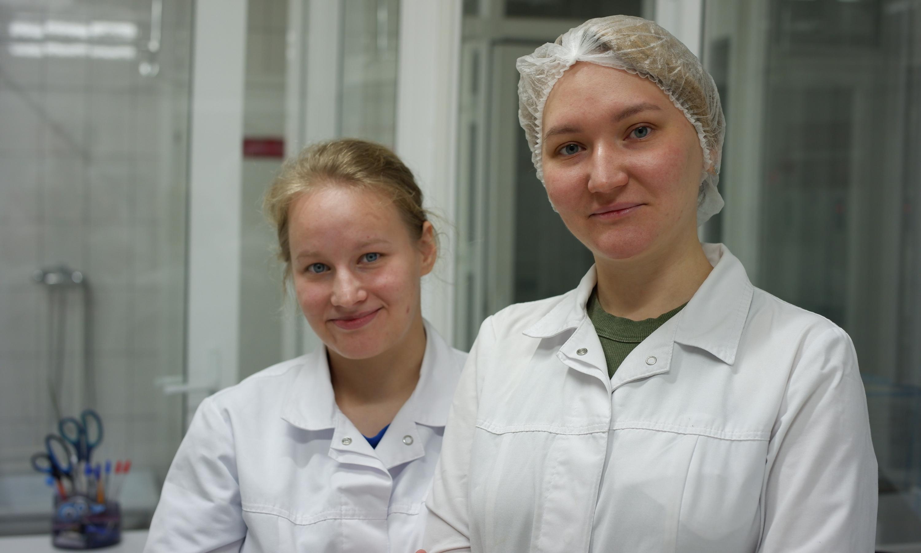 Лаборанты-микробиологи Дарья и Анна