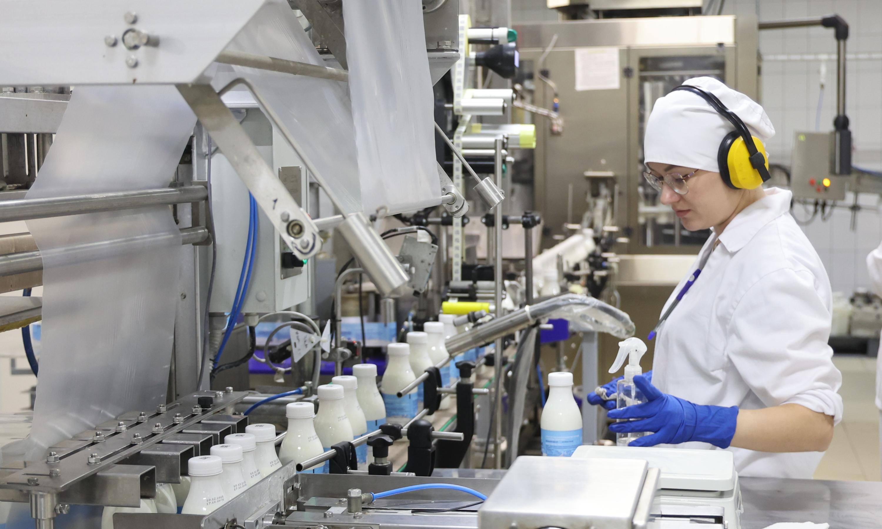 Линия розлива снежка. Фото Ивана Малыгина