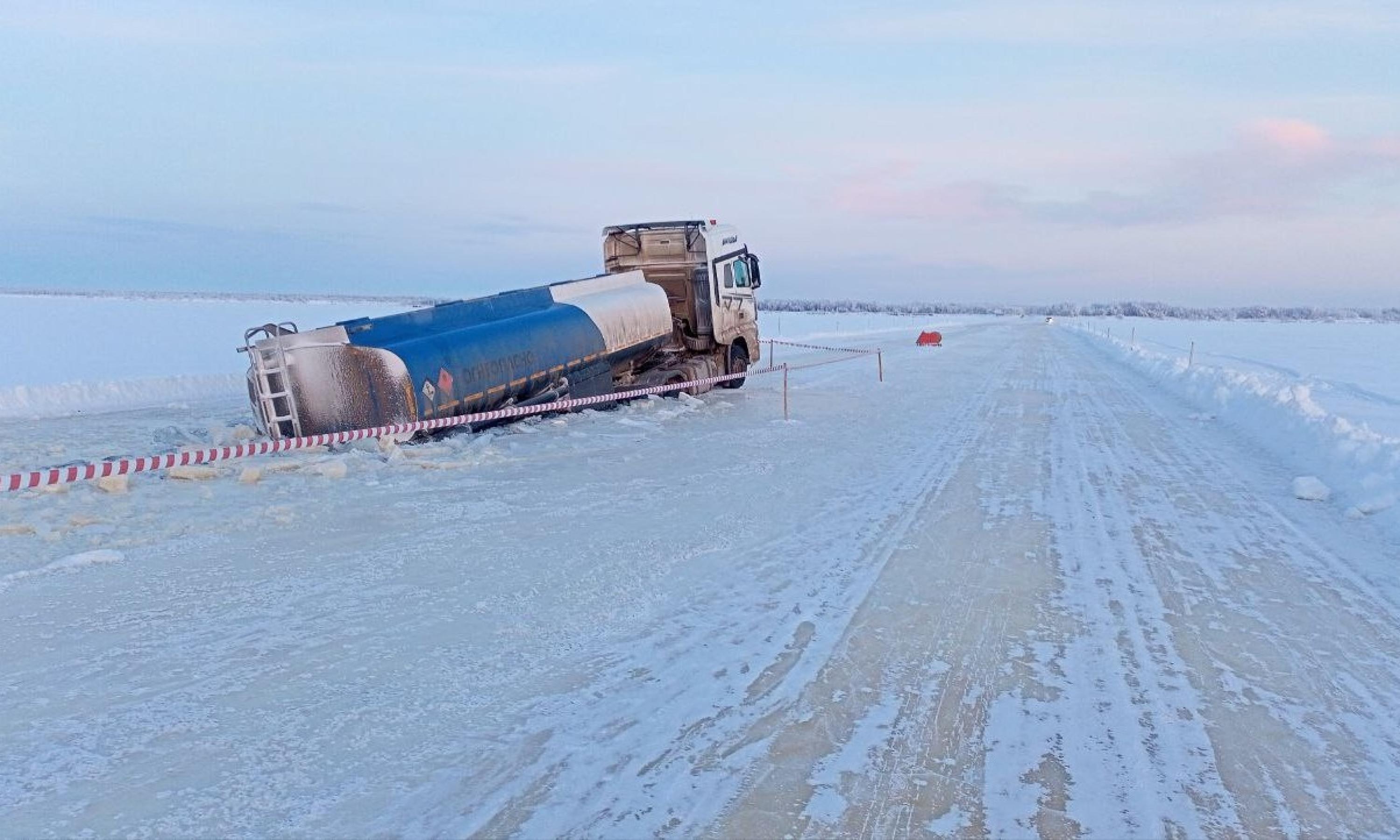 Зимник через Мезень у Кимжи закрыт на срочный ремонт после ЧП с бензовозом
