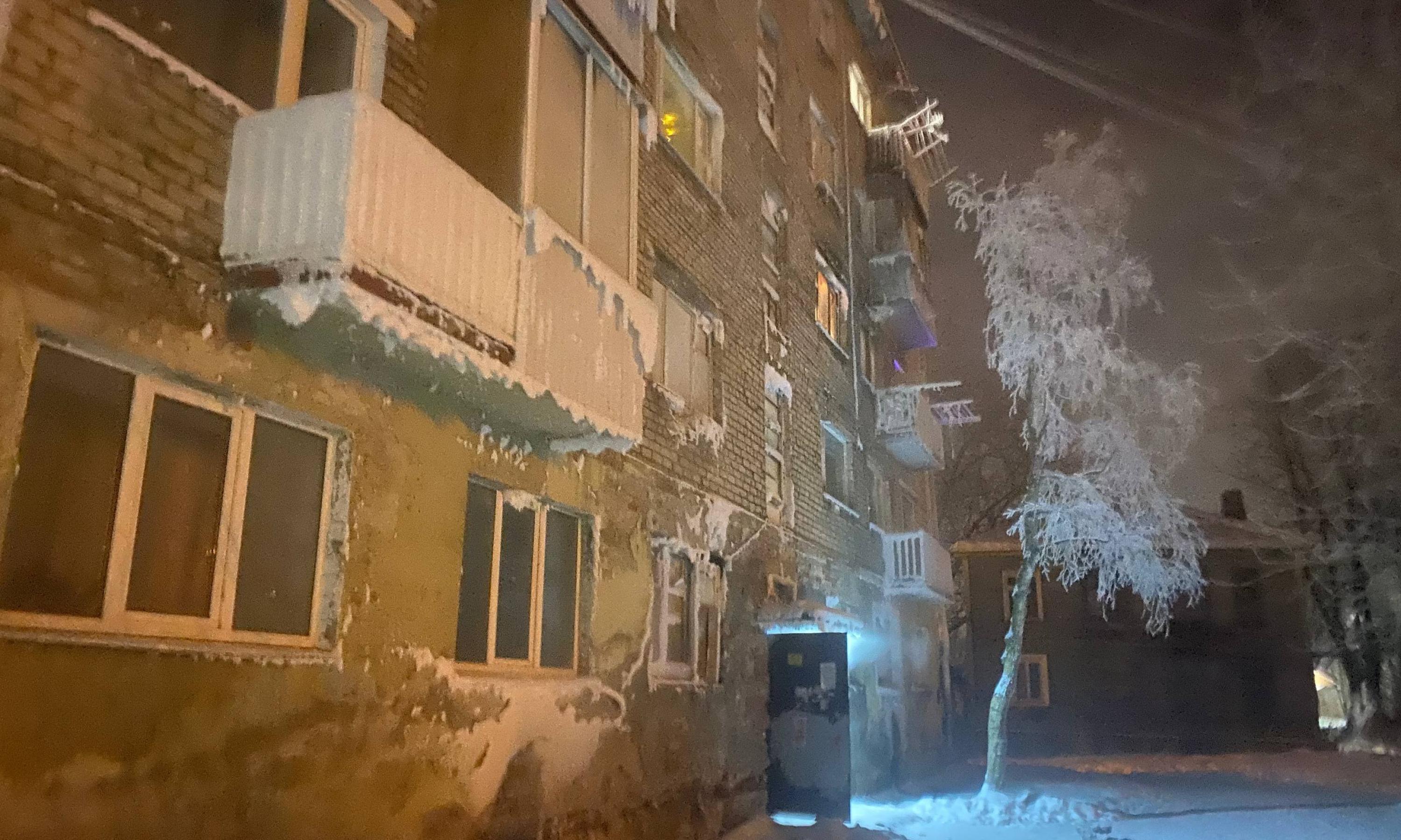 Жители архангельской пятиэтажки вынуждены жить в ледяной пещере