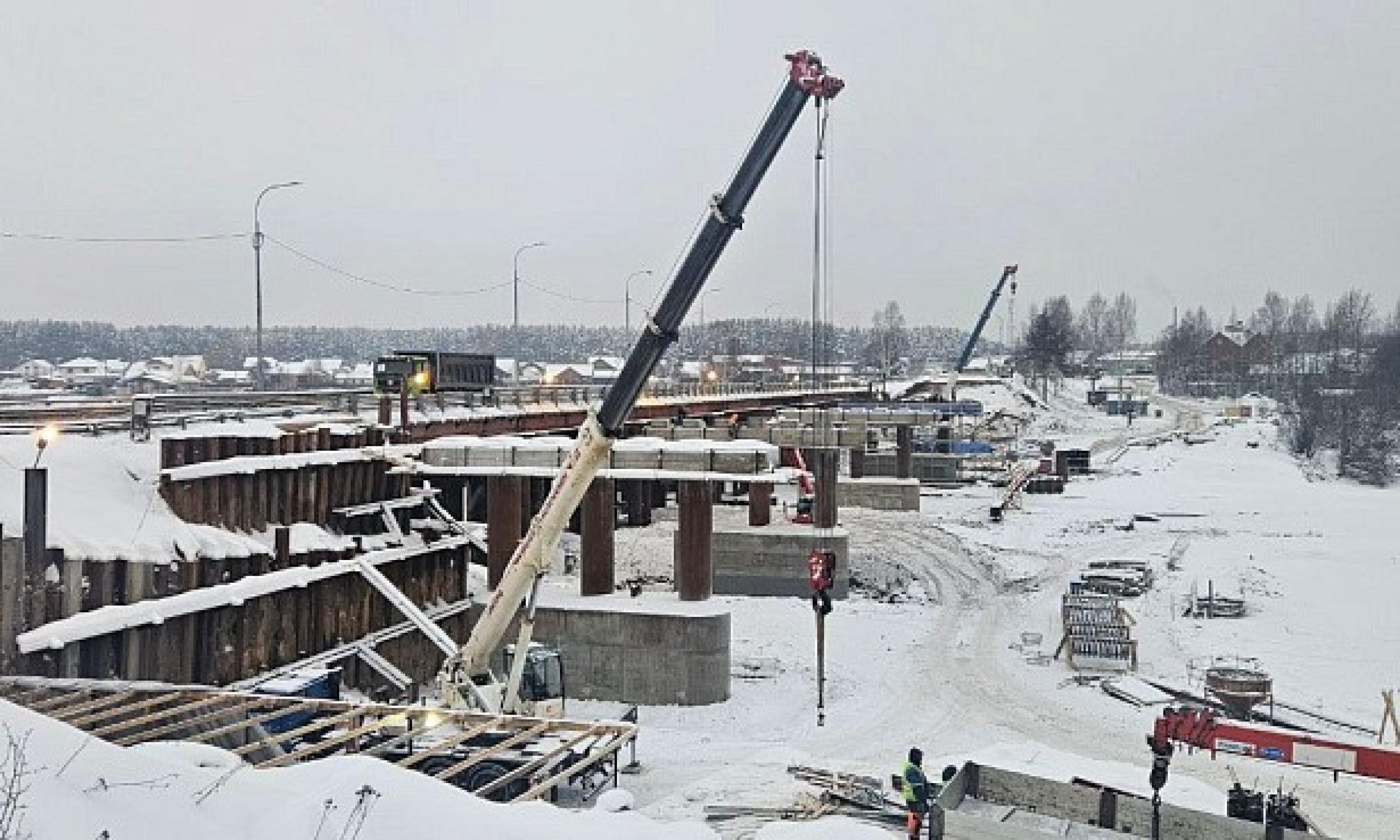 В Вельском округе продолжается капитальный ремонт моста через реку Вель