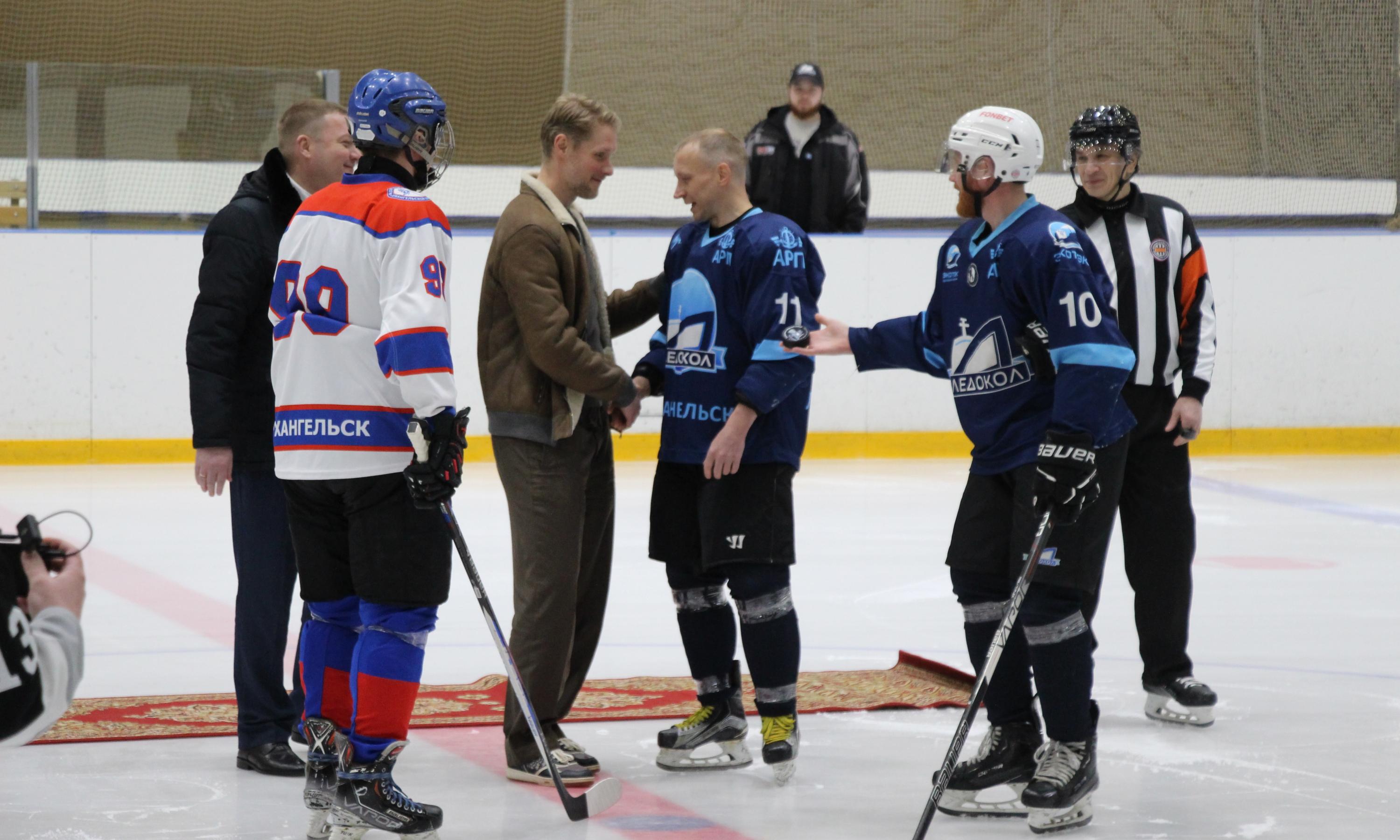 Символическое вбрасывание шайбы. Фото Романа Филковского