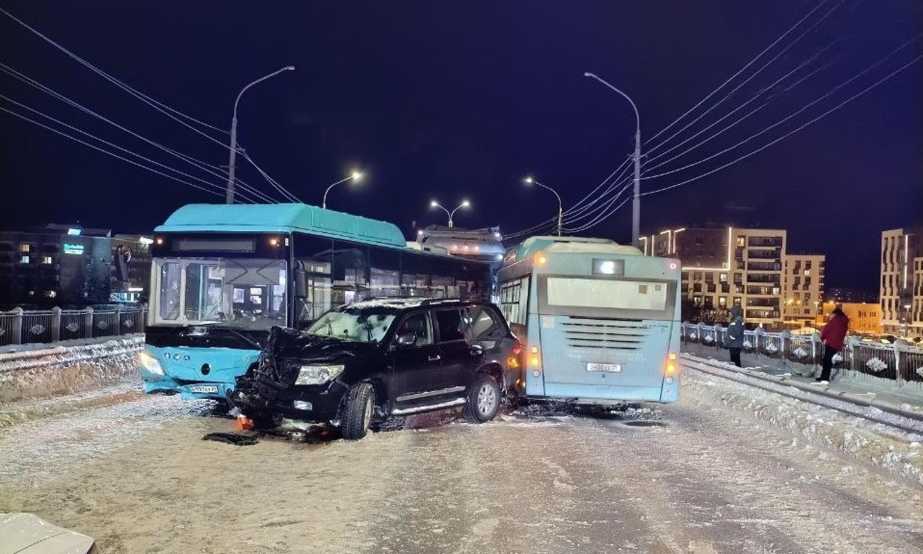 В ДТП с автобусом и внедорожником в Архангельске пострадала девочка