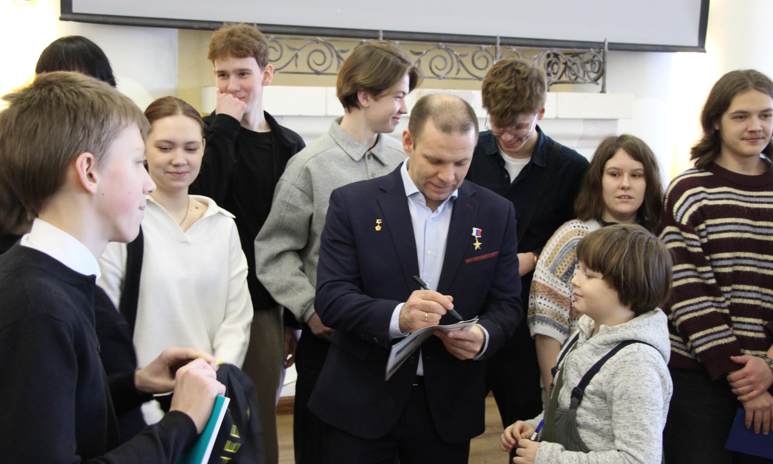 Иван Вагнер рассказал архангельским школьникам о праздновании Нового года в космосе