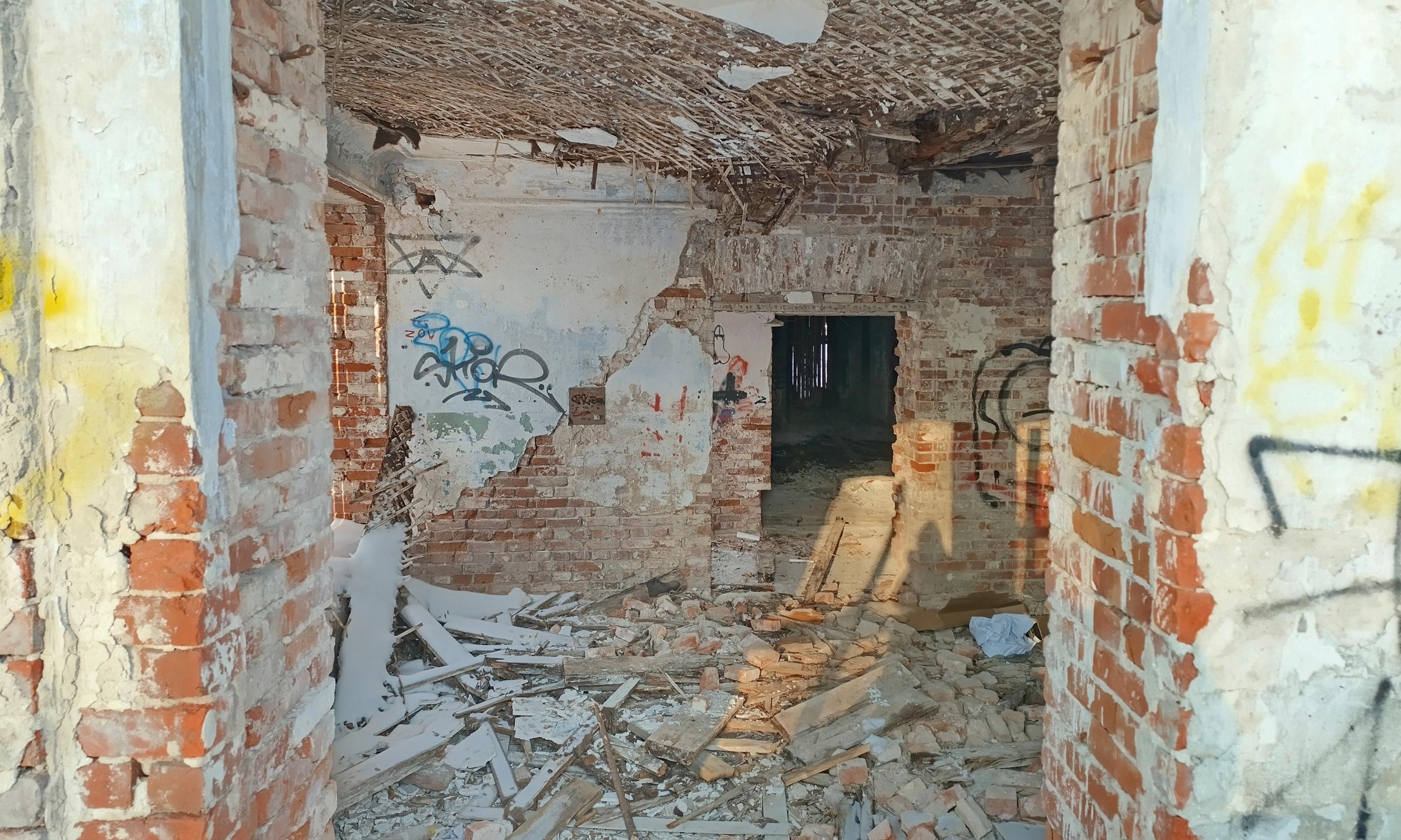 Внутренние помещения выглядят небезопасно