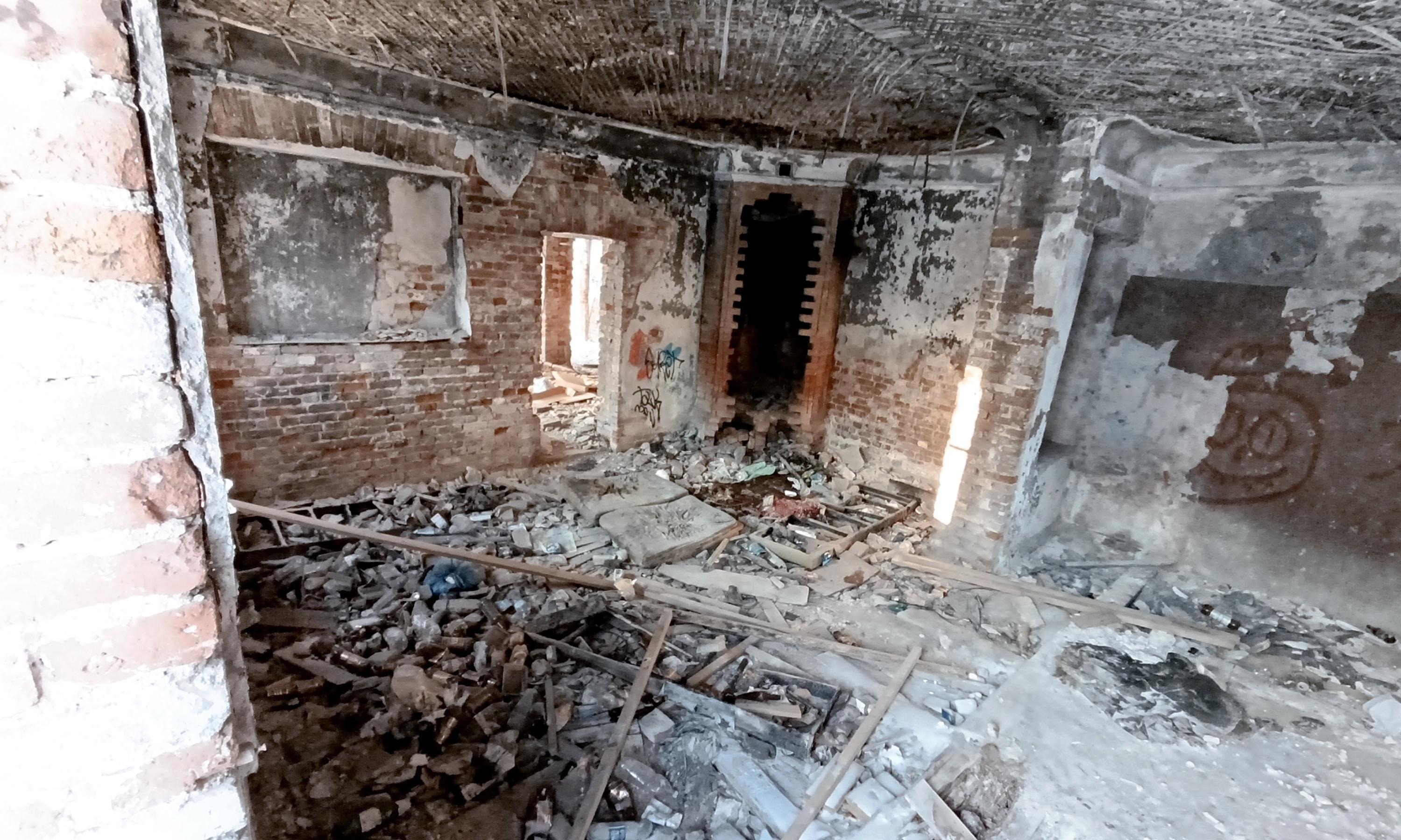 Печи выломаны, на полу матрасы, кучи банок и бутылок