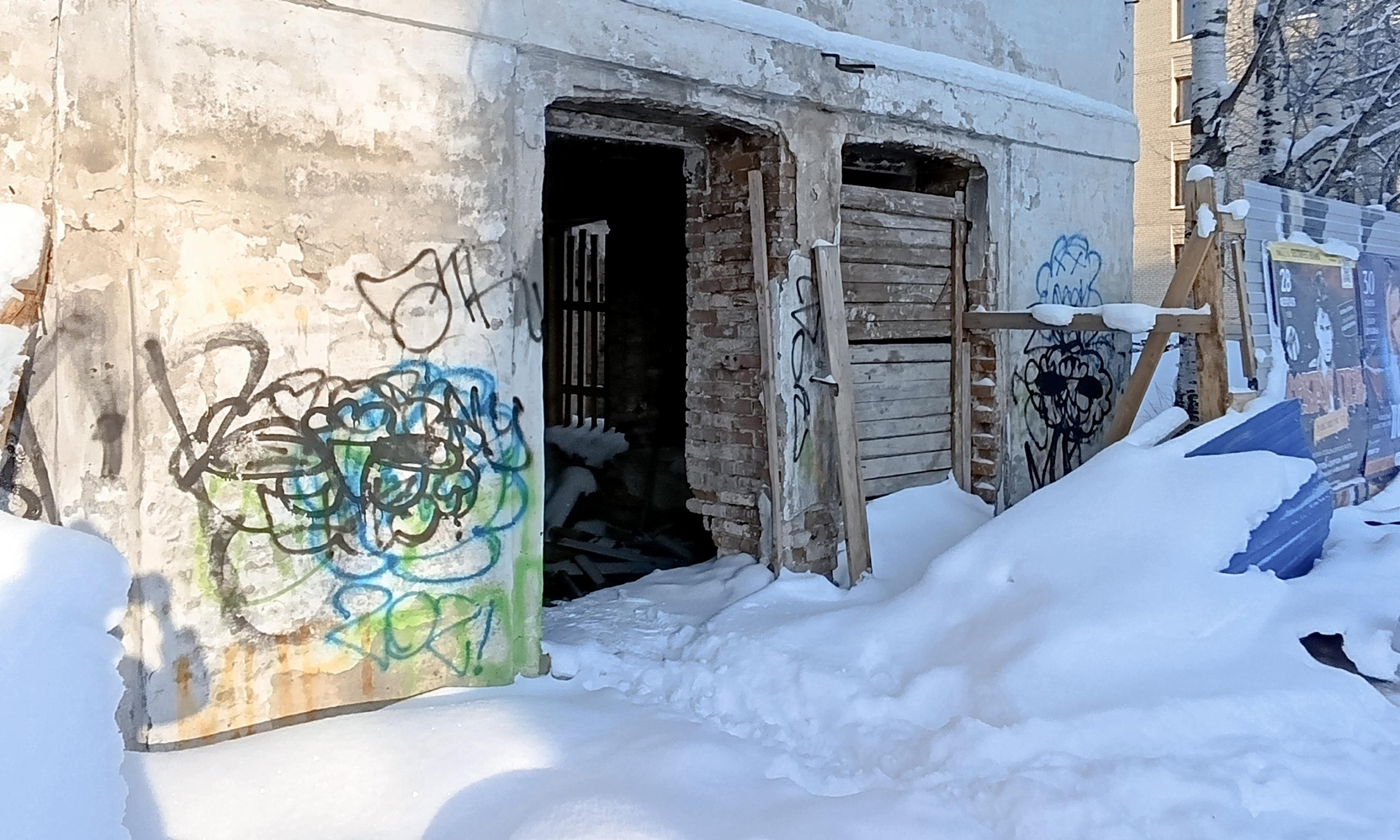 «Главный вход» — рядом много свежих следов