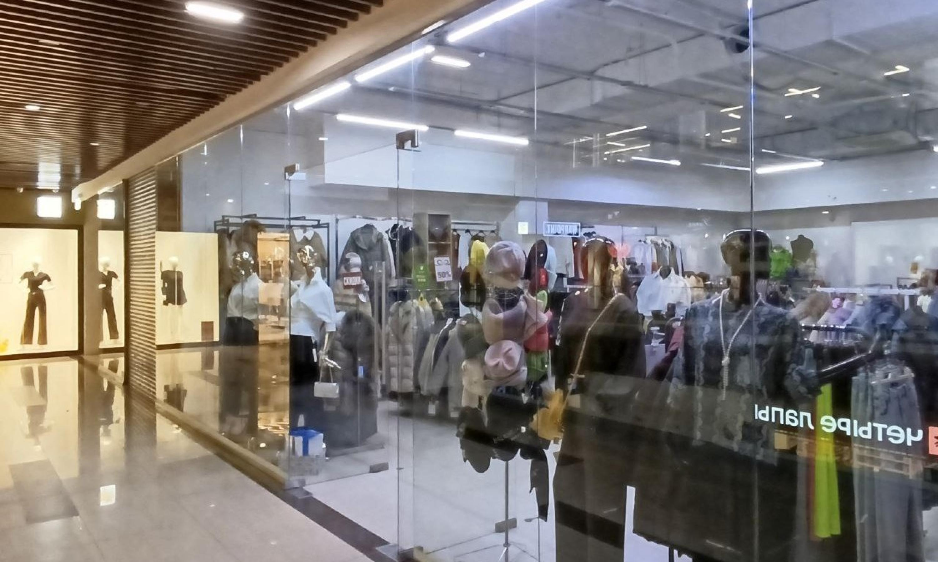 Часть отделов стоит без вывесок