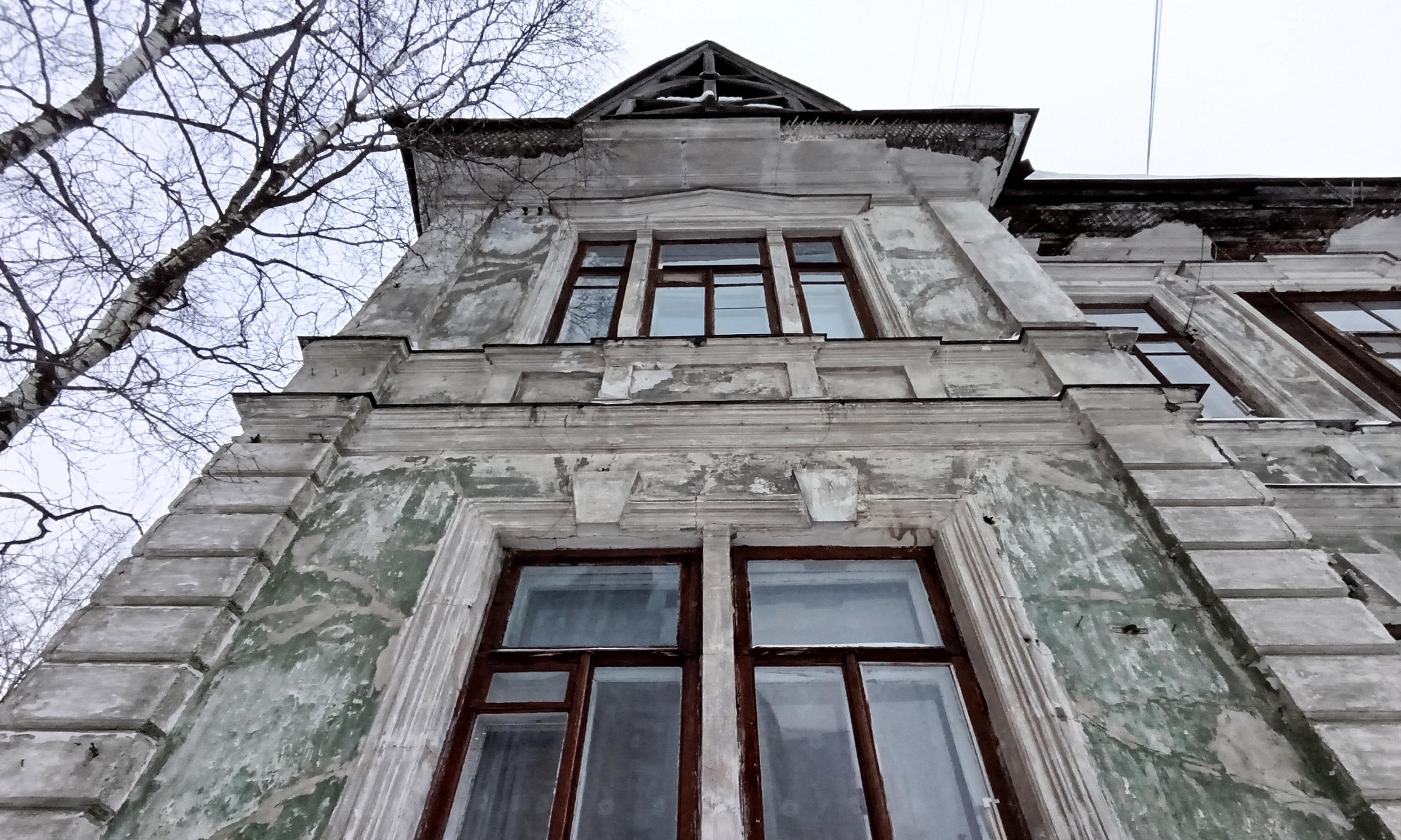 Оштукатуренные фасады рубленного дома ещё держатся