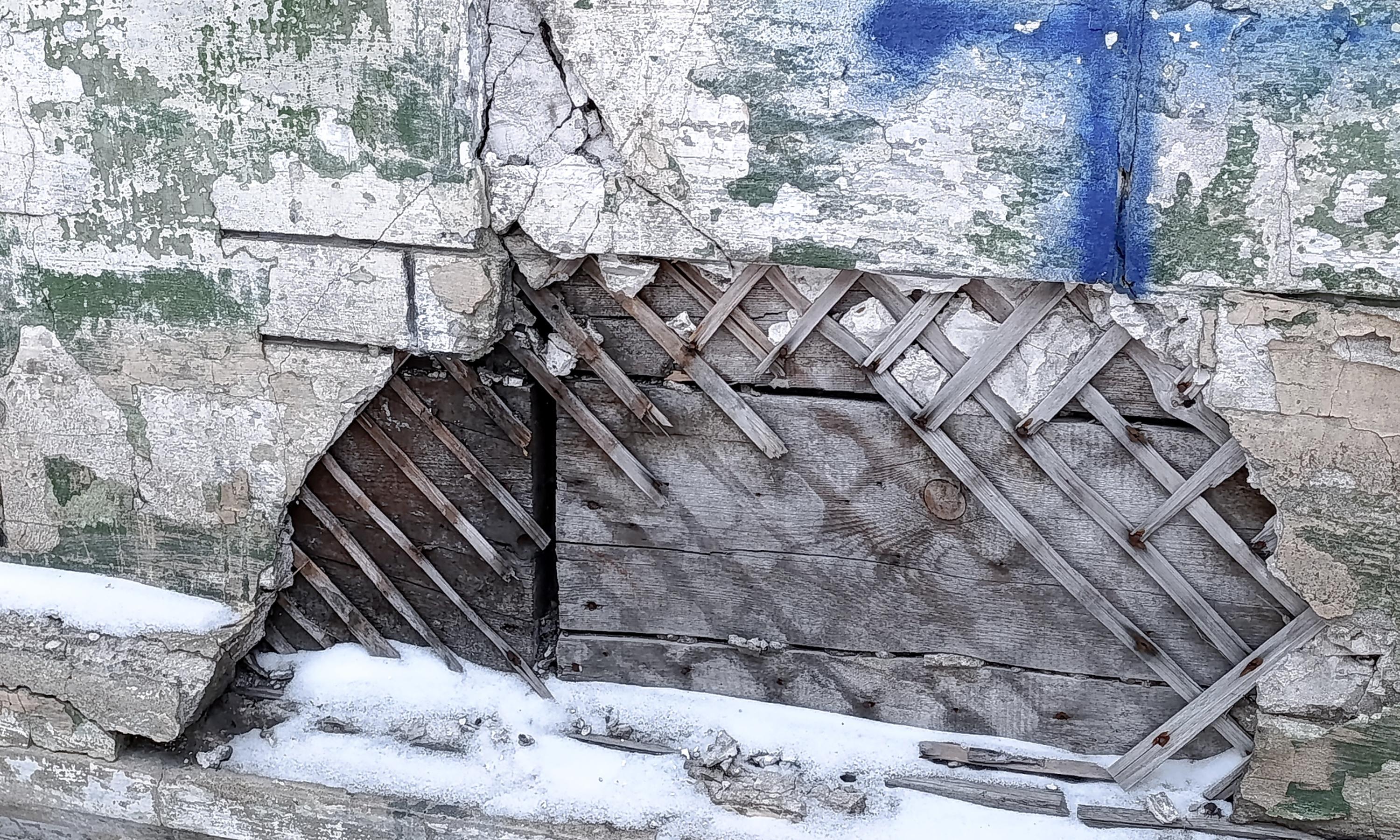 Под штукатуркой скрывается деревянный сруб