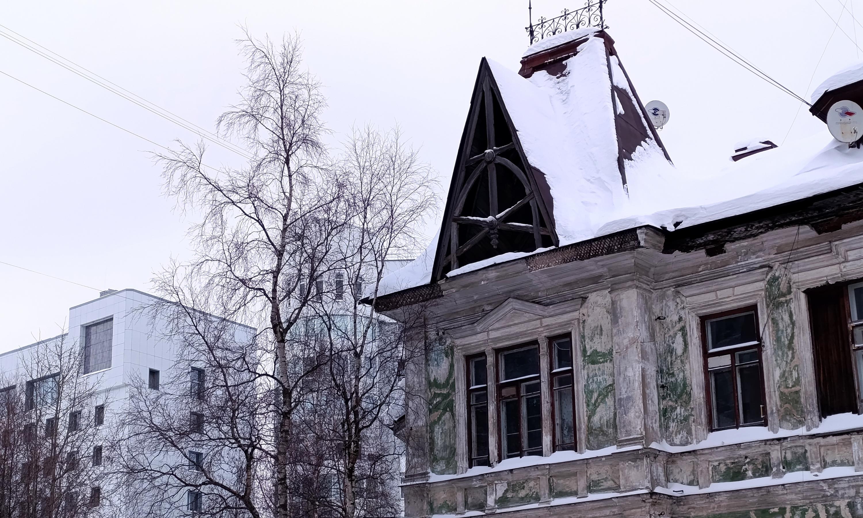 Когда-то крышу дома украшали ромбические узоры контрастных цветов