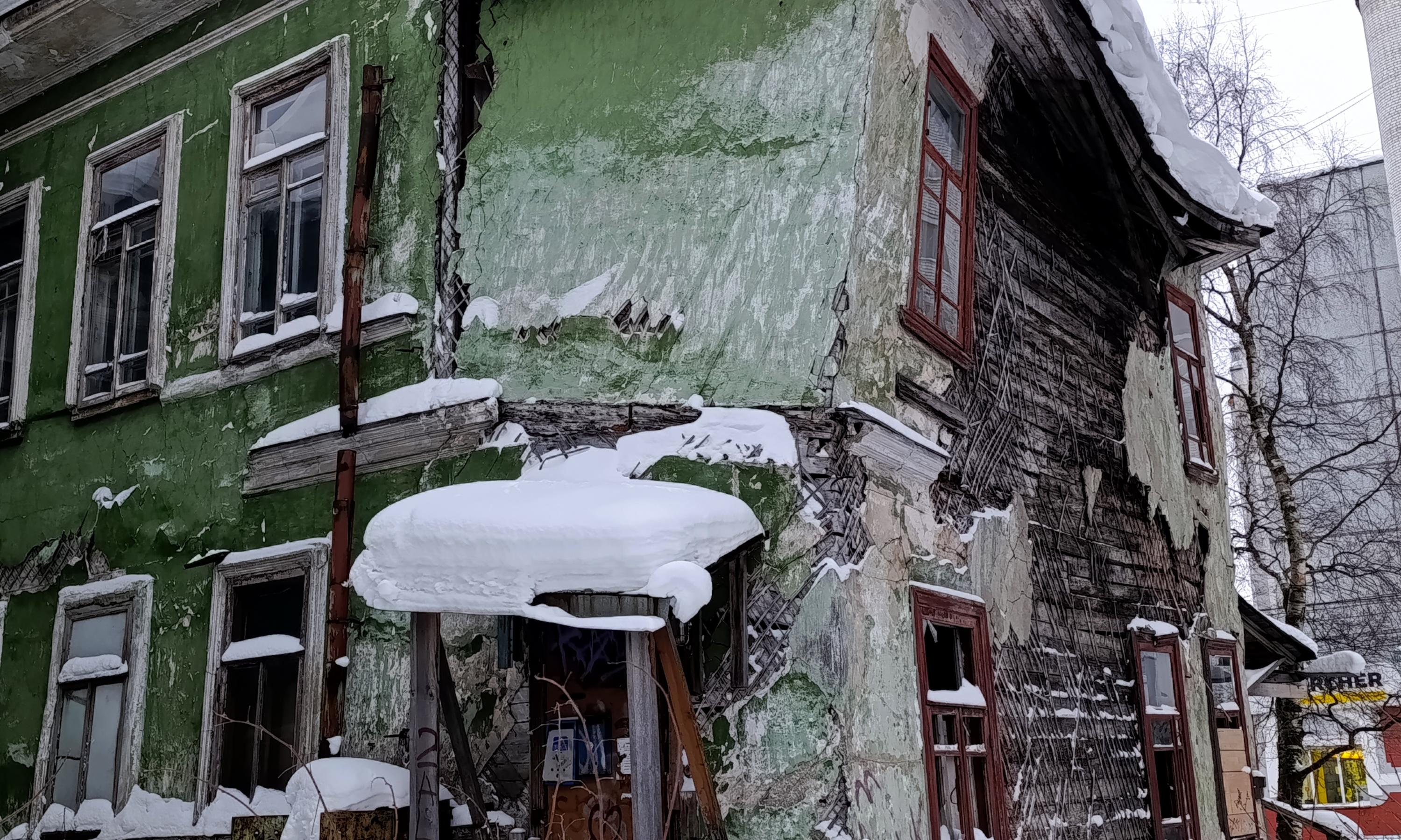 Снег всё сильнее давит пристройку к земле. Окна выбиты, рядом следы