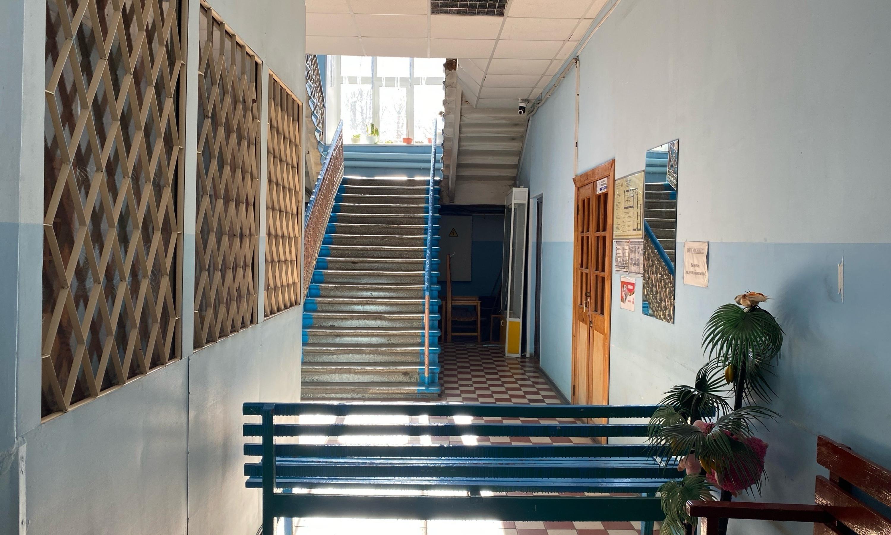 Так здание бывших бань сейчас выглядит изнутри — вход перегорожен скамейкой